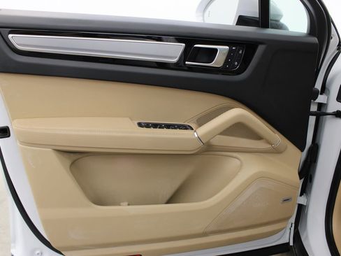 Certified 2023 Porsche Cayenne Platinum Edition image 23