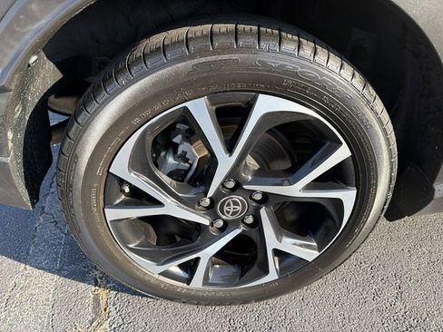 Used 2022 Toyota C-HR XLE image 34