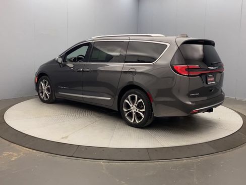 Used 2022 Chrysler Pacifica Pinnacle AWD/4WD image 3