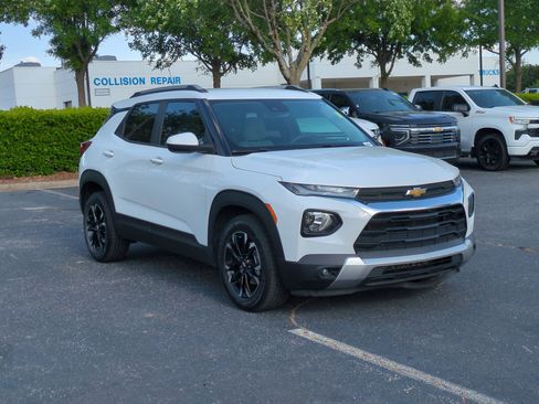 Certified 2021 Chevrolet TrailBlazer LT w/ Convenience Package FWD image 2