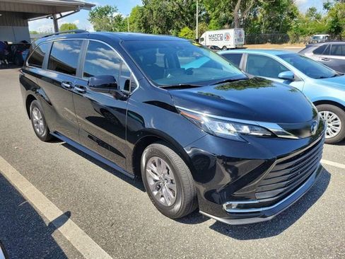 Used 2023 Toyota Sienna XLE FWD image 2