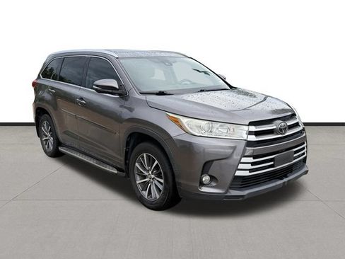 Used 2017 Toyota Highlander XLE FWD image 3