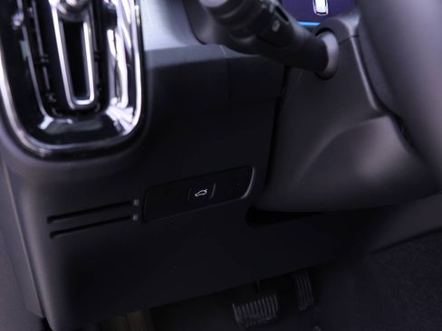 Certified 2024 Volvo XC40 B5 Core image 18