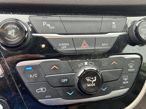 Certified 2017 Chrysler Pacifica Touring FWD image 25