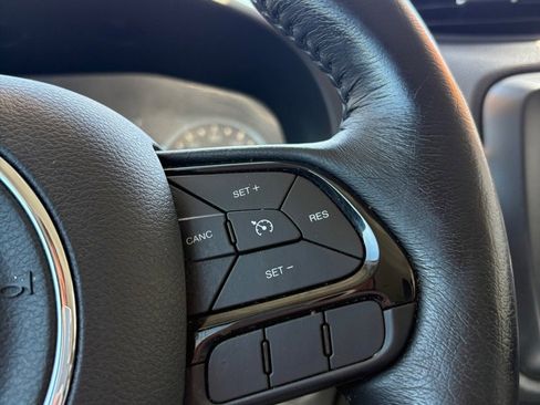 Used 2018 Jeep Renegade Altitude FWD image 17