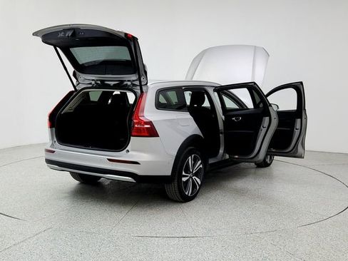 Certified 2025 Volvo V60 B5 Cross Country Plus image 11