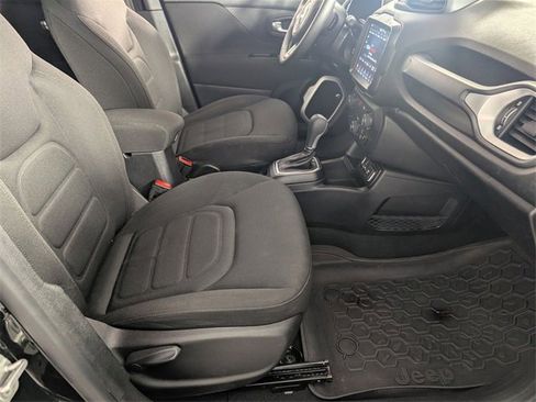 Used 2018 Jeep Renegade Latitude w/ UConnect 8.4 Nav Group image 31