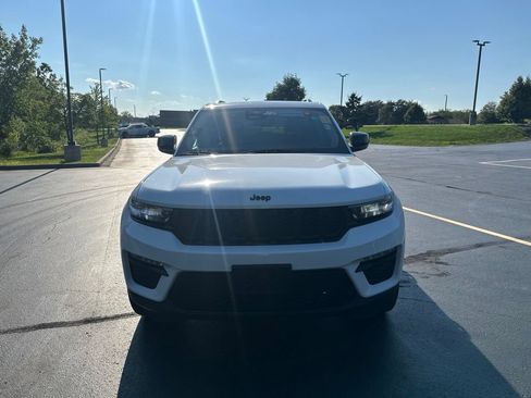 Used 2023 Jeep Grand Cherokee Limited w/ Black Appearance Package AWD/4WD image 8