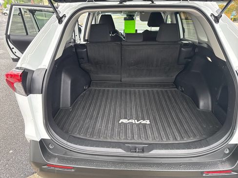 Used 2022 Toyota RAV4 LE AWD/4WD image 9