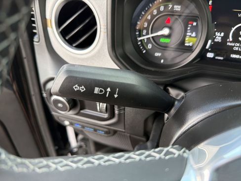 Used 2025 Jeep Wrangler Unlimited Sahara w/ Safety Group AWD/4WD image 12