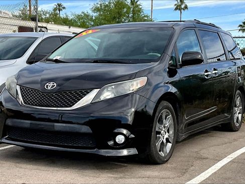 Used 2014 Toyota Sienna SE image 1
