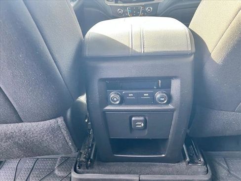 Used 2021 Chevrolet Traverse LT image 18