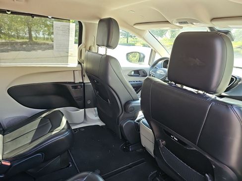 Used 2023 Chrysler Pacifica Touring-L FWD image 17