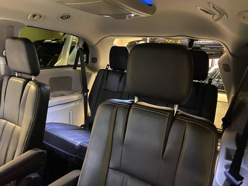 Used 2016 Chrysler Town & Country Touring FWD image 19