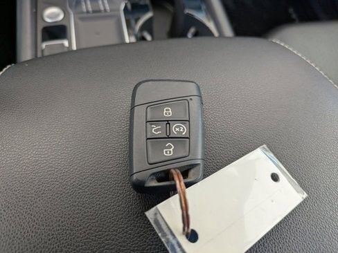 Used 2022 Volkswagen Atlas Cross Sport SE image 31