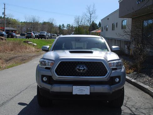 Used 2019 Toyota Tacoma TRD Sport w/ Technology Package AWD/4WD image 2
