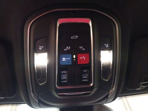 New 2025 Jeep Grand Cherokee Altitude image 19