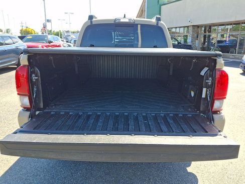 Used 2018 Toyota Tacoma TRD Sport RWD image 27