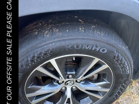 Used 2017 Toyota Highlander LE image 17