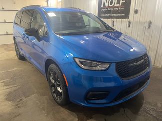 New 2026 Chrysler Pacifica Select video 2