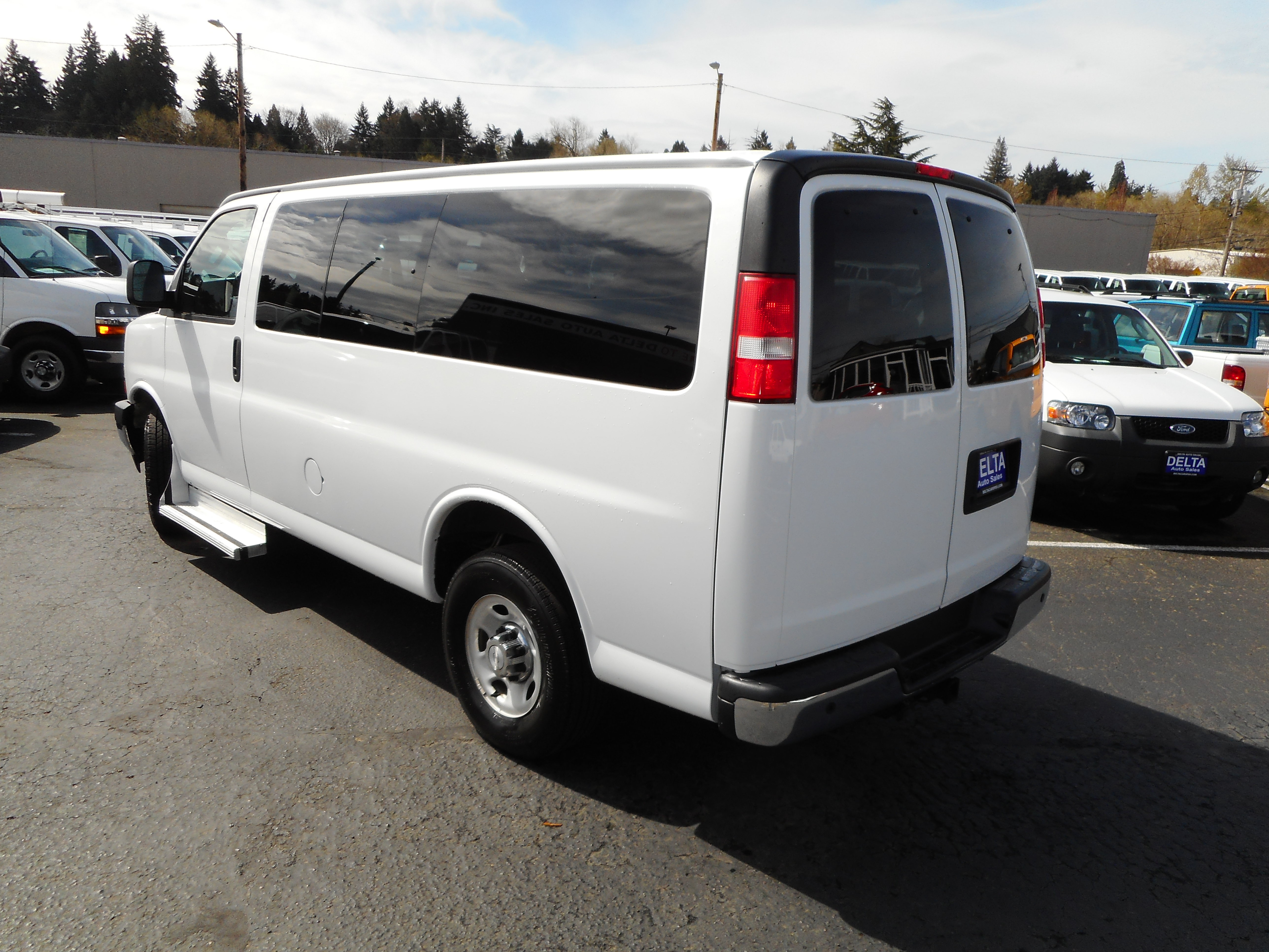 Used 2017 Chevrolet Express 3500 LT w/ LT Preferred Equipment Group RWD image 11