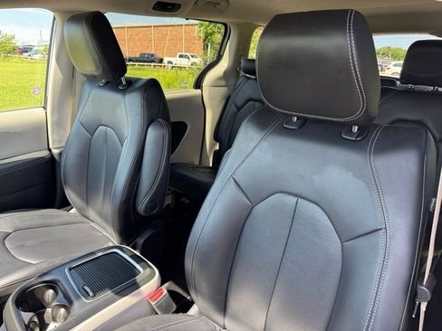 Certified 2024 Chrysler Pacifica Touring-L FWD image 11