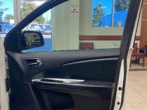 Used 2019 Dodge Journey SE image 14