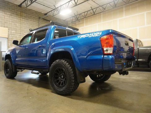 Used 2016 Toyota Tacoma TRD Sport image 3