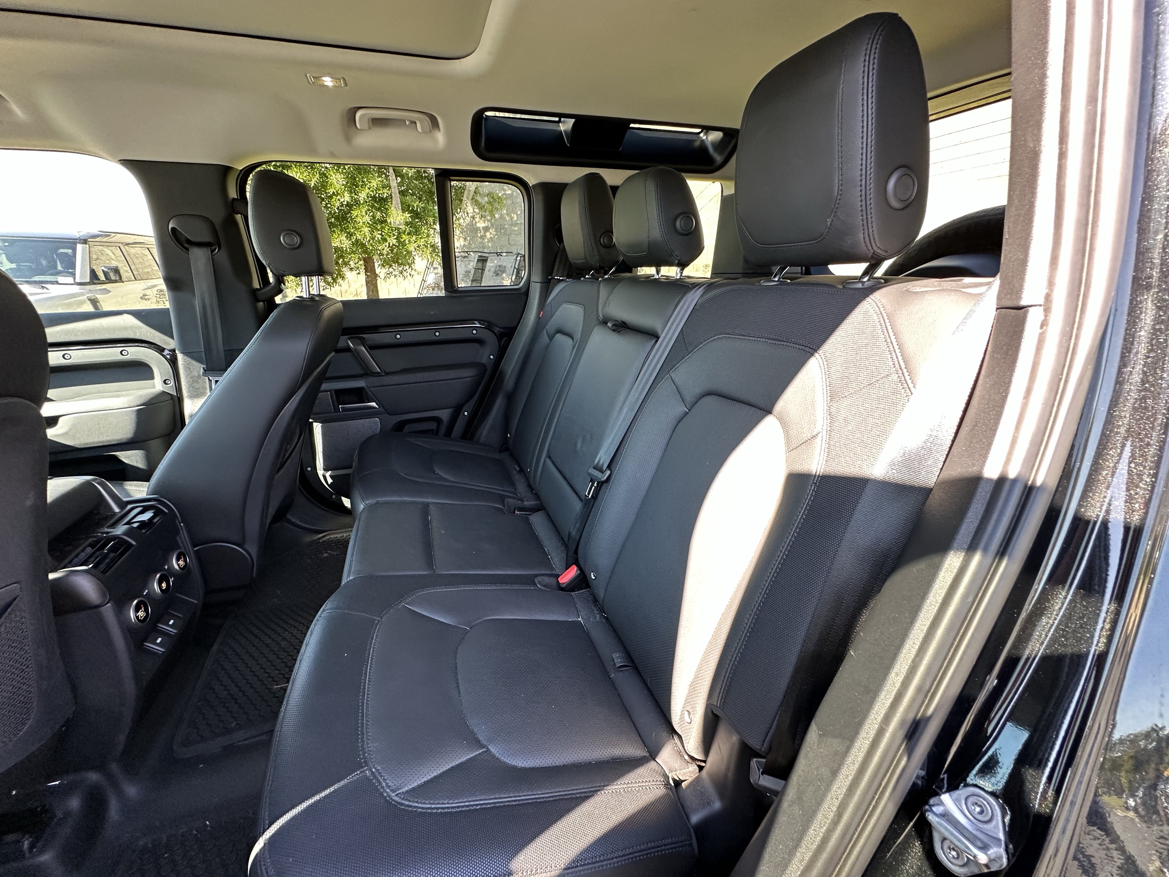 Used 2024 Land Rover Defender 110 X-Dynamic SE AWD/4WD image 22