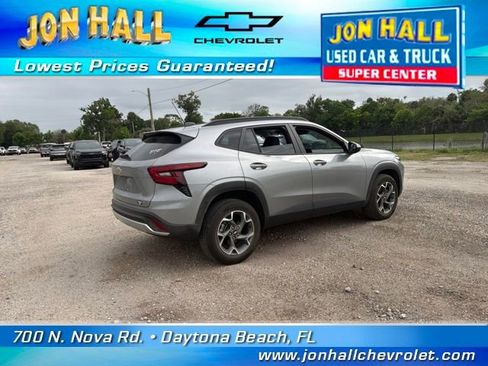 Used 2024 Chevrolet Trax LT w/ Driver Confidence Package image 11