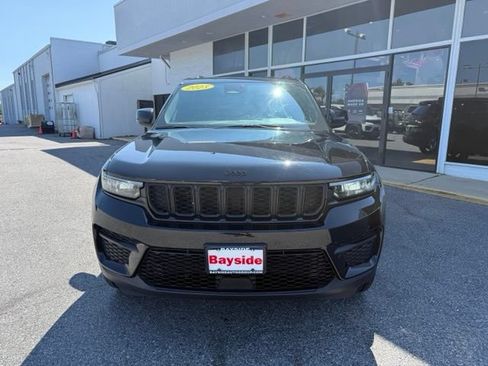 Used 2023 Jeep Grand Cherokee Altitude AWD/4WD image 11