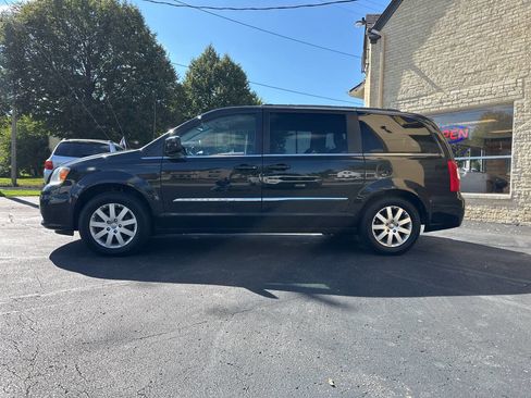 Used 2015 Chrysler Town & Country Touring image 2