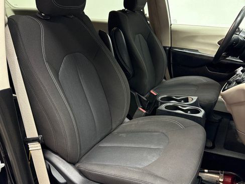 Used 2022 Chrysler Voyager LX image 24