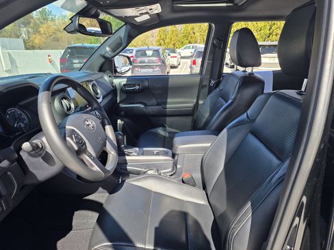 Used 2019 Toyota Tacoma TRD Off-Road w/ TRD Premium Off Road Package image 12