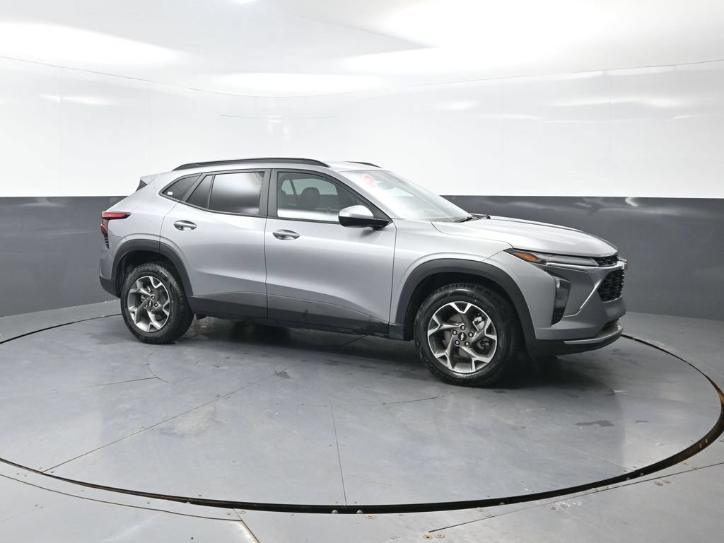 Used 2025 Chevrolet Trax LT FWD image 4