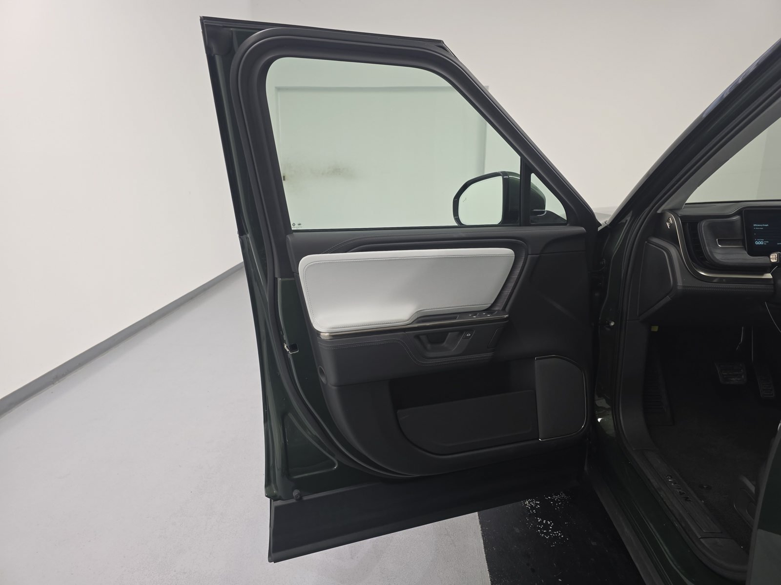 Used 2025 Rivian R1S Adventure Dual AWD/4WD image 16