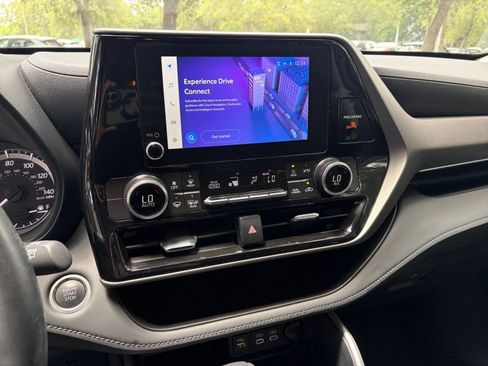 Used 2025 Toyota Highlander LE FWD image 21