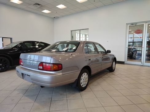 Used 1995 Toyota Camry LE FWD image 3