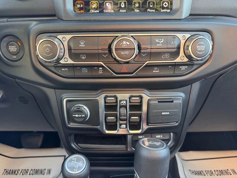 Used 2022 Jeep Wrangler Unlimited Sahara image 28