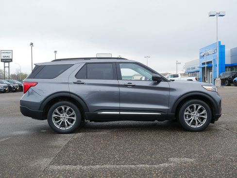 Used 2022 Ford Explorer XLT w/ Equipment Group 202A AWD/4WD image 8