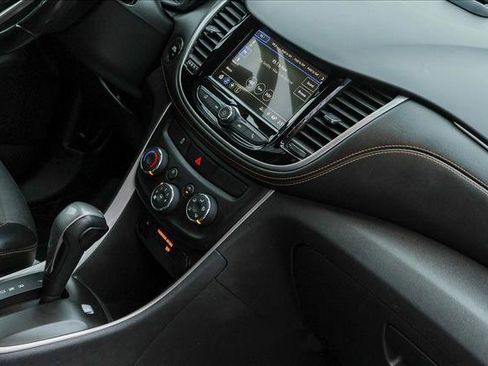 Used 2019 Chevrolet Trax LT w/ LT Convenience Package image 27