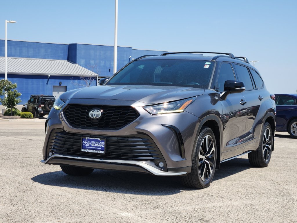 Used 2021 Toyota Highlander XSE FWD image 2