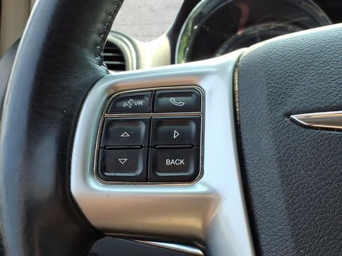 Used 2013 Chrysler Town & Country Touring-L w/ Driver Convenience Group FWD image 19