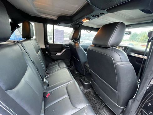 Used 2015 Jeep Wrangler Unlimited Sahara w/ Connectivity Group AWD/4WD image 12