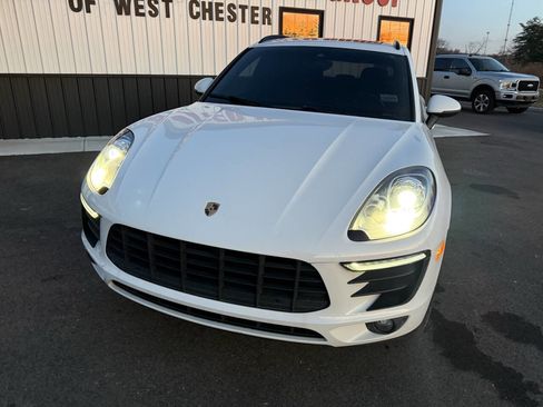 Used 2018 Porsche Macan Base AWD 4dr SUV image 3