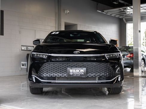 Used 2025 Toyota Crown Platinum image 3