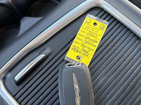 Used 2023 Chrysler Pacifica Touring-L image 10