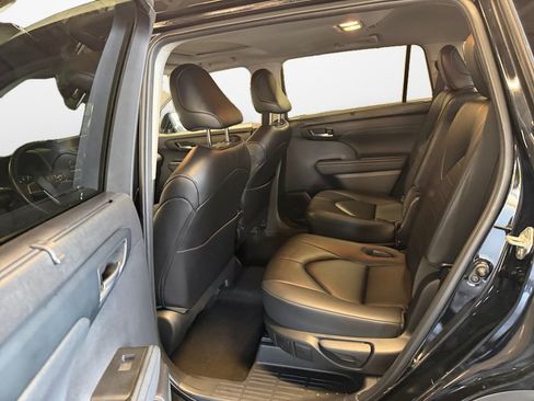 Used 2023 Toyota Highlander XLE AWD/4WD image 16