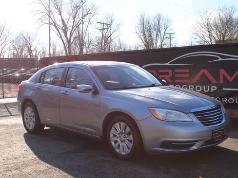 Used 2013 Chrysler 200 LX image 4