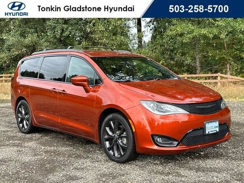 Used 2018 Chrysler Pacifica Touring-L w/ Premium Audio Group FWD image 1